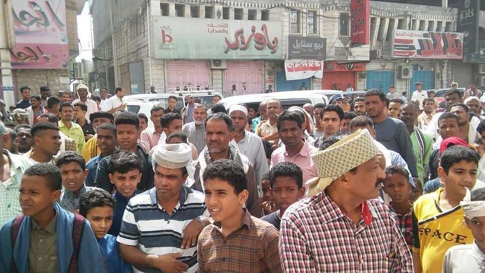 بالصور .. وقفة إحتجاجية في حضرموت لمصلين عقب صلاة الجمعة لسبب غريب!