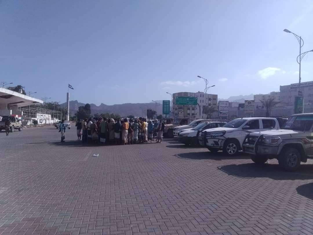 عاجل : هذا مايحدث الان في ساحة العروض بالعاصمة عدن(صور أولية)