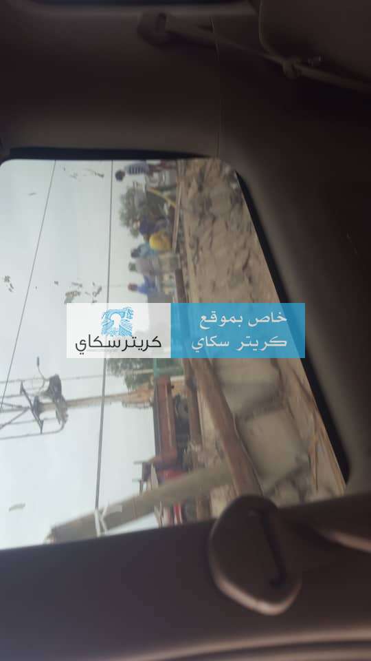 يحدث الآن .. الفرق الهندسية تقوم بإصلاح عمود كهرباء ارتطم بسيارة في عدن