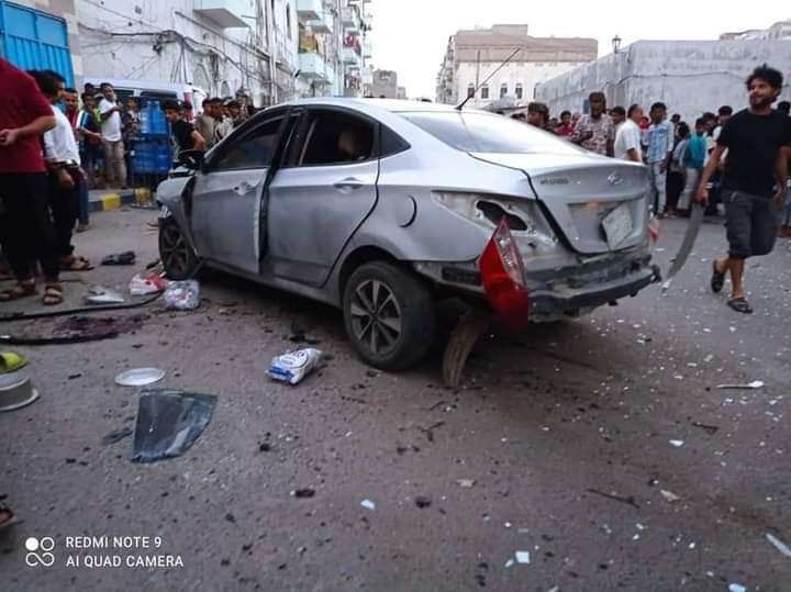 هكذا تحولت سيارة أحد حراسات عيدروس الزُبيدي بعد تعرضه لعبوة ناسفة في عدن(صور)