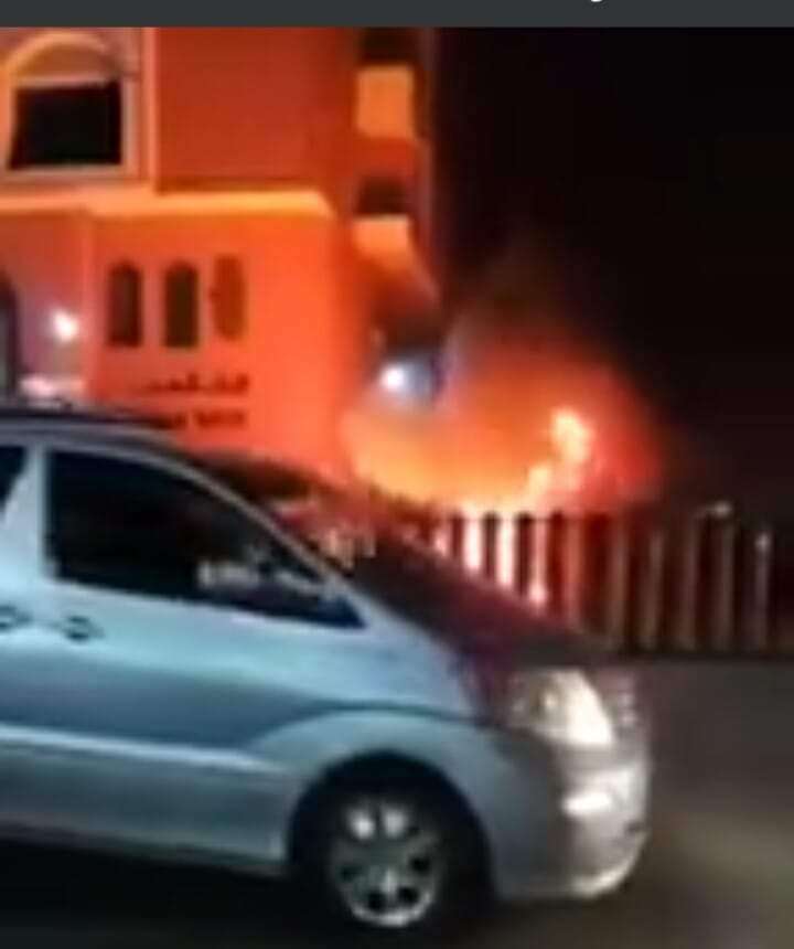 عاجل : شاهد صورة أولية.. حريق يندلع الان جوار كبرى البنوك في صنعاء