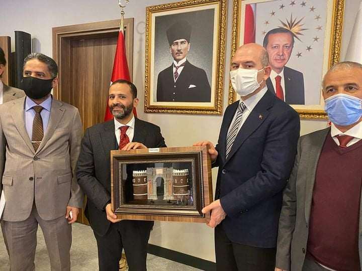 صورة للشيخ حميد الأحمر برفقة مسؤول تركي كبير تثير مواقع التواصل الإجتماعي