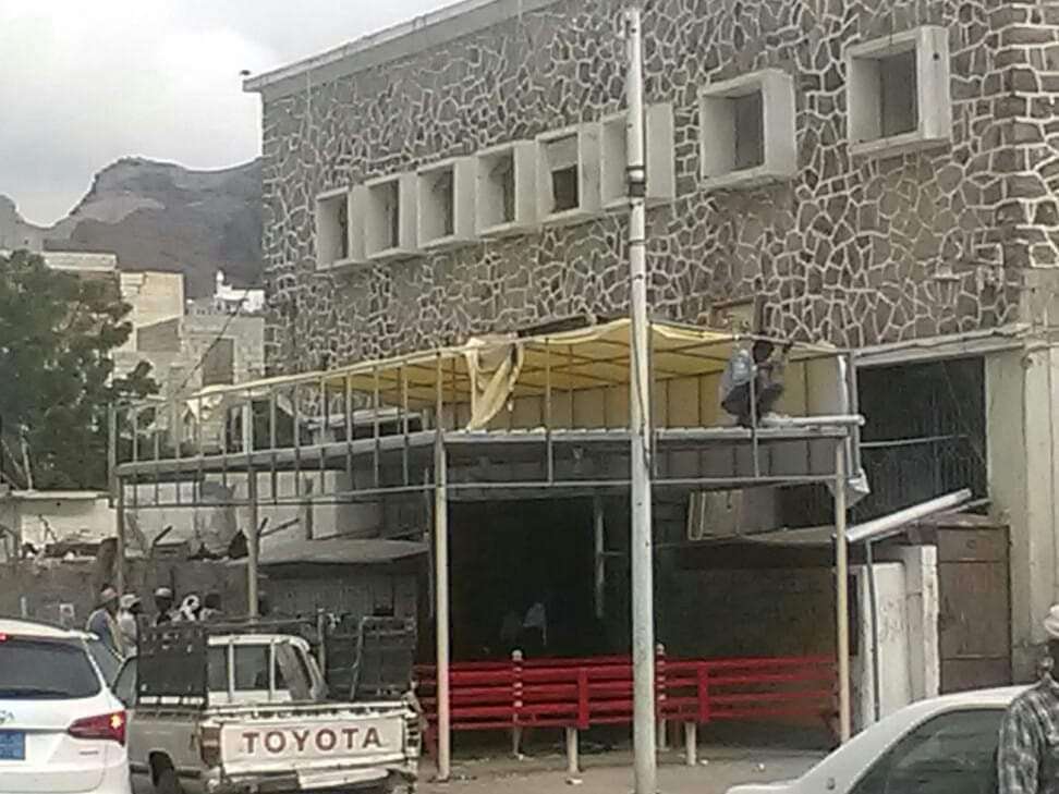 يحدث الآن .. إزالة لوحة بانافع للعطور من أمام بريد عدن