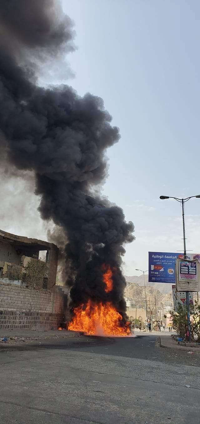 أمن تعز يغلق مبنى الهجرة والجوازات لهذا السبب!