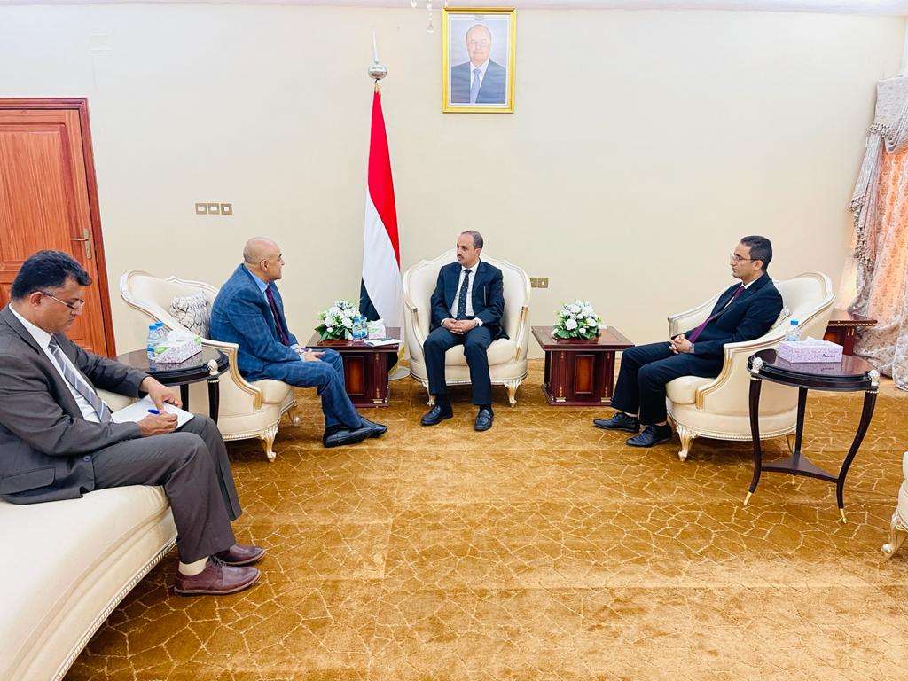 الارياني ومحافظ تعز يناقشان تفعيل المؤسسات الاعلامية والثقافية بالمحافظة