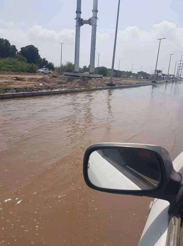 صورة وحدث.. لأول مرة شارع رئيسي يغرق بالمياه في عدن