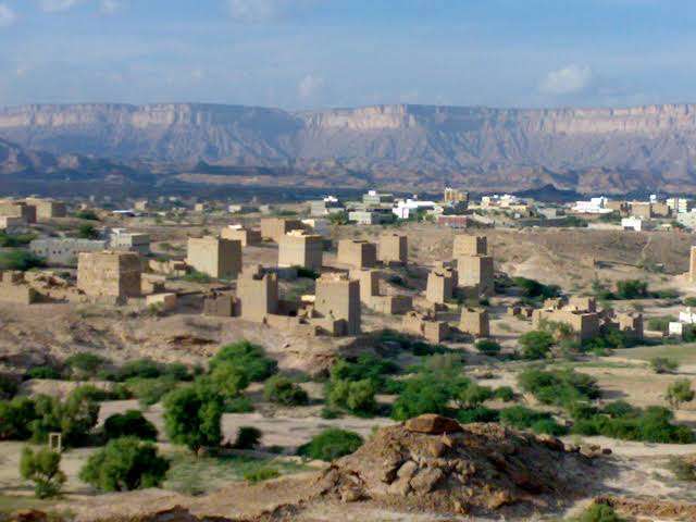 تركيب 320 لوحة من الشواخص المرورية بمدينة عتق
