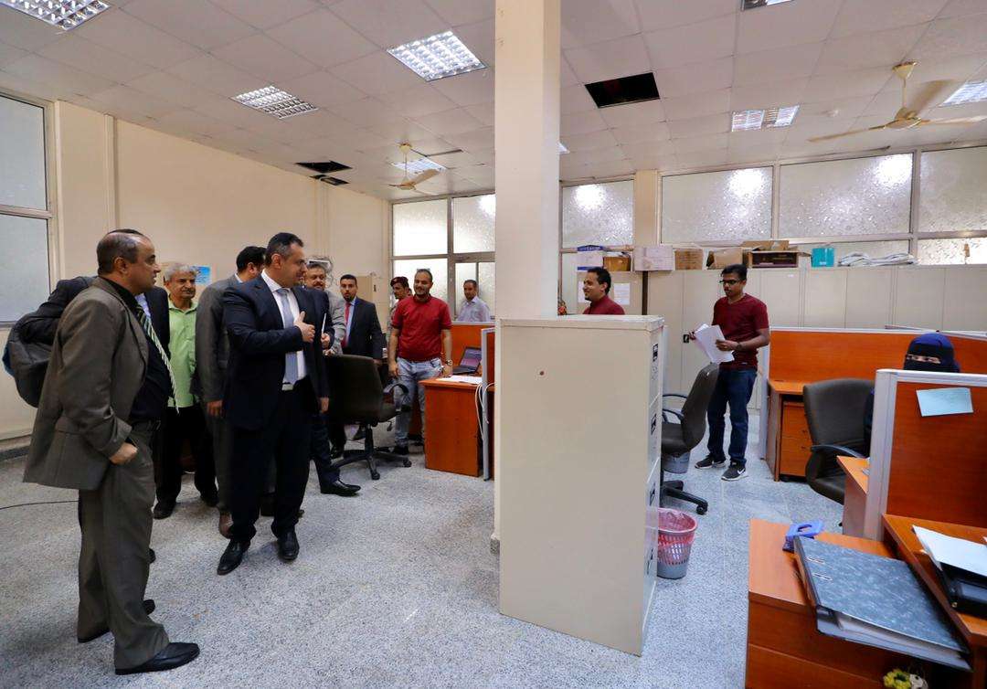 رئيس الوزراء يزور مقر وزارة المالية في العاصمة المؤقتة عدن