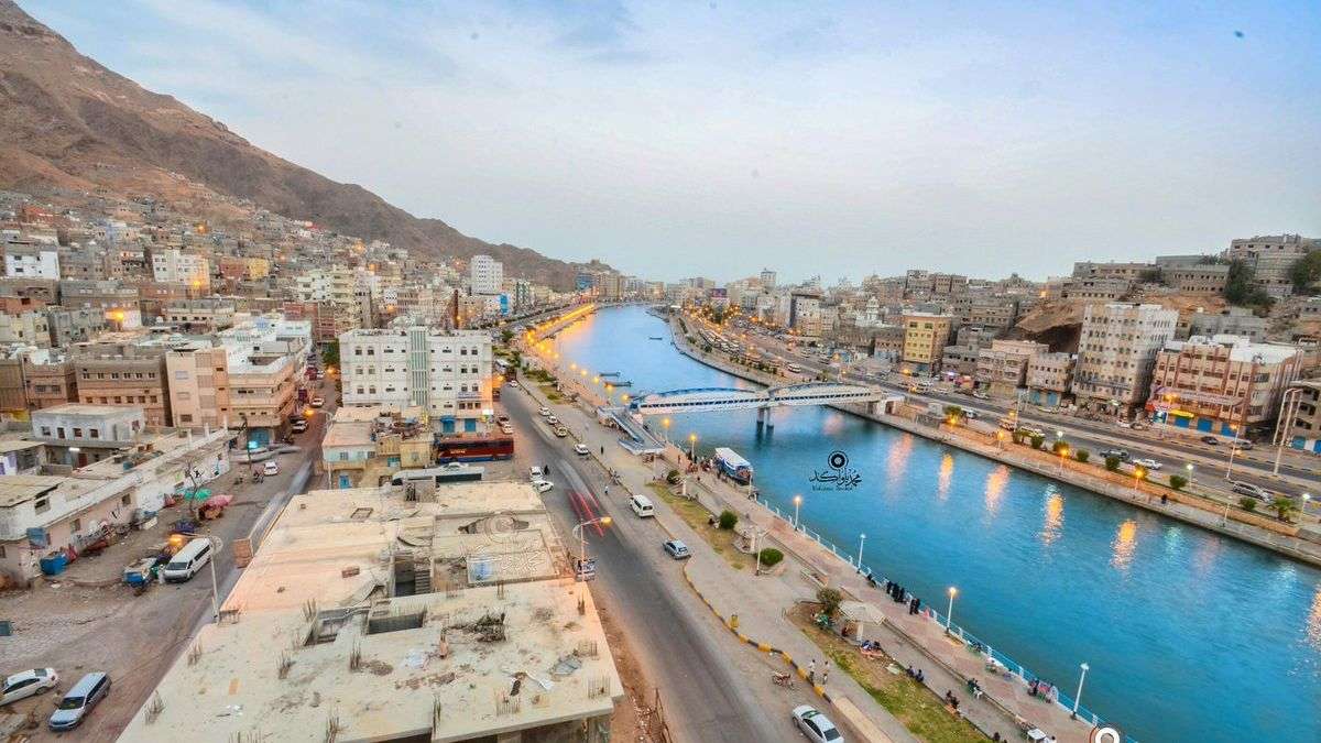 وفيات وعالقين في إحدى بيارات الصرف الصحي بالمكلا(تفاصيل)