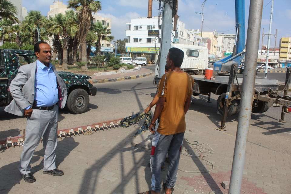 الزهري يتفقد سير العمل على صيانة اعمدة الانارة وحملة رفع الاتربة من شوارع خورمكسر