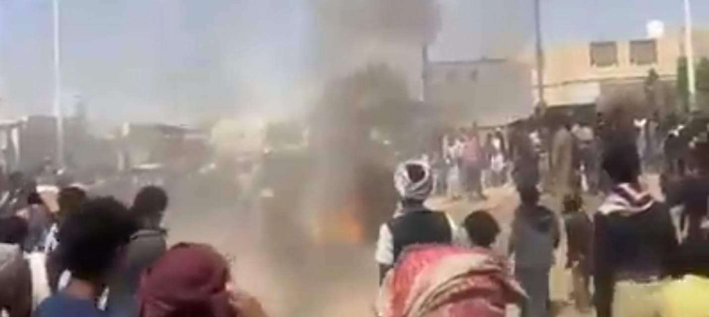 هكذا تحول طقم عسكري بعد إنفجار عبوة ناسفة في شبوة (صورة)