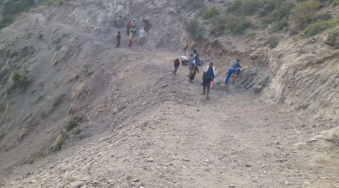 اصغر القرى في القبيطة لحج تبداء بانجاز مشروع طريق جبلية في كرش