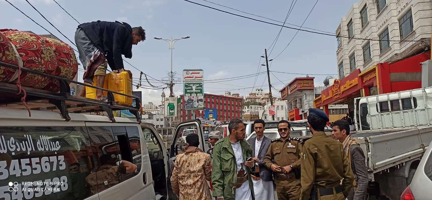 إيقاف باص يحمل مادة البترول في طريقة إلى صنعاء بإب(صورة )