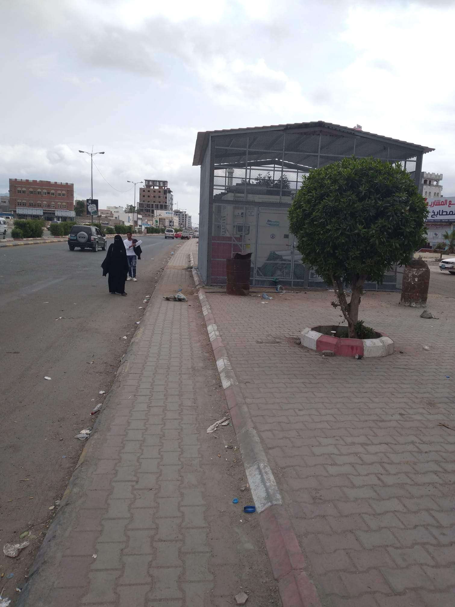 لاول مرة.. شاهد بسط عشوائي جديد بشارع رئيسي في عدن