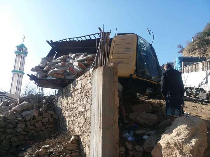 عاجل :إنقلاب شاحنة على أحد المنازل في لحج(صورة) عاجل :إنقلاب شاحنة على أحد المنازل في لحج(صورة)