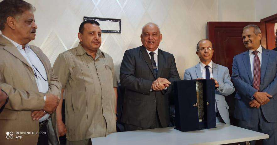 وزير الخدمة المدنية الدكتور عبدالناصر الولى يكرم الوزير السابق نبيل الفقيه وزير الخدمة المدنية الدكتور عبدالناصر الولى يكرم الوزير السابق نبيل الفقيه