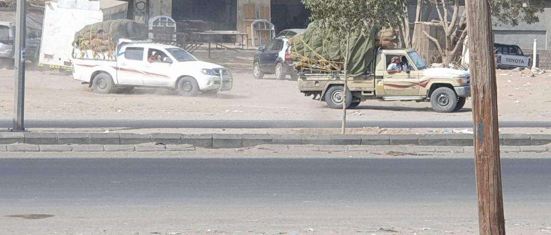 يحدث الآن .. جنود اللواء الخامس يمنعون دخول القات إلى عدن لهذا السبب! يحدث الآن .. جنود اللواء الخامس يمنعون دخول القات إلى عدن لهذا السبب!