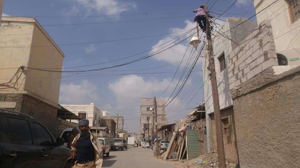 تغيير كيبلات كهرباء متهالكة في عدن