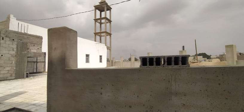 بناء عشوائي يطوق مسجدا في بساتين دارسعد بالعاصمة عدن