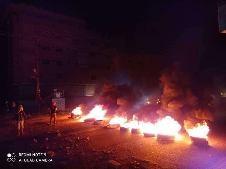 عاجل : غضب شعبي وقطع للطرقات في لحج (صور)