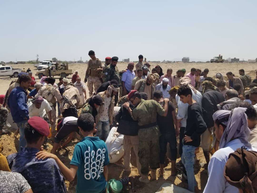 يتقدمهم الوالي والمشوشي تشييع ضحايا الكمين الأرهابي بعدن يتقدمهم الوالي والمشوشي تشييع ضحايا الكمين الأرهابي بعدن