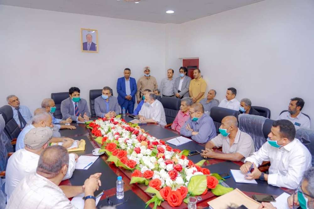 محافظ عدن ووزير الكهرباء يعقدان لقاءً موسعاً بقيادات قطاع الكهرباء