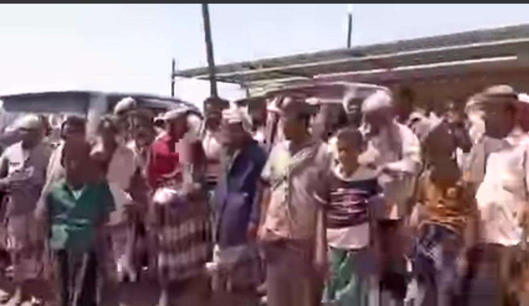 ابناء حسي سالم وشباب وشخصيات اجتماعية يحتجون على اعتقال عبدالملك الزيدي