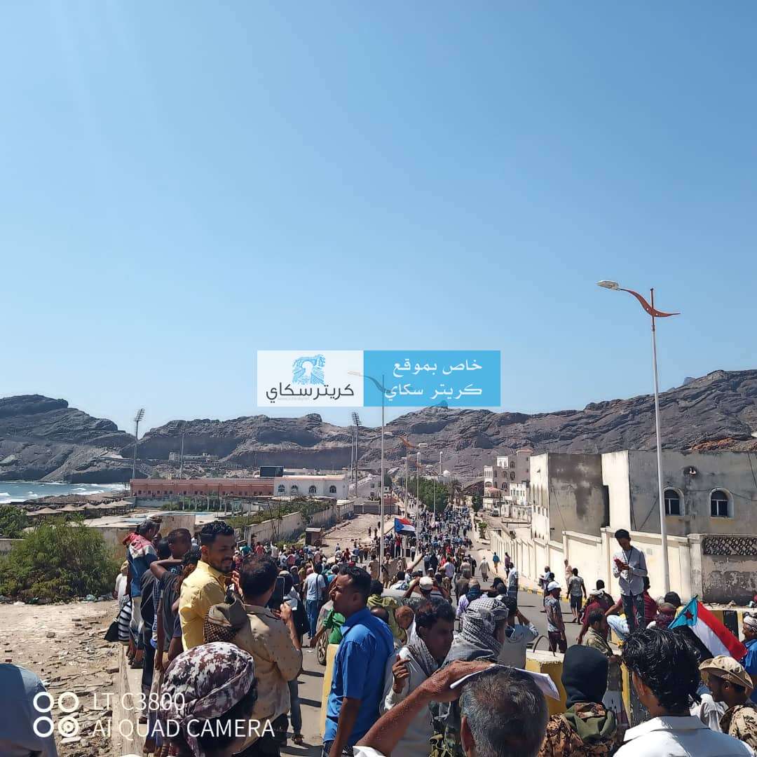عاجل: الالاف يقتحمون قصر معاشيق في عدن(صور خاصة)