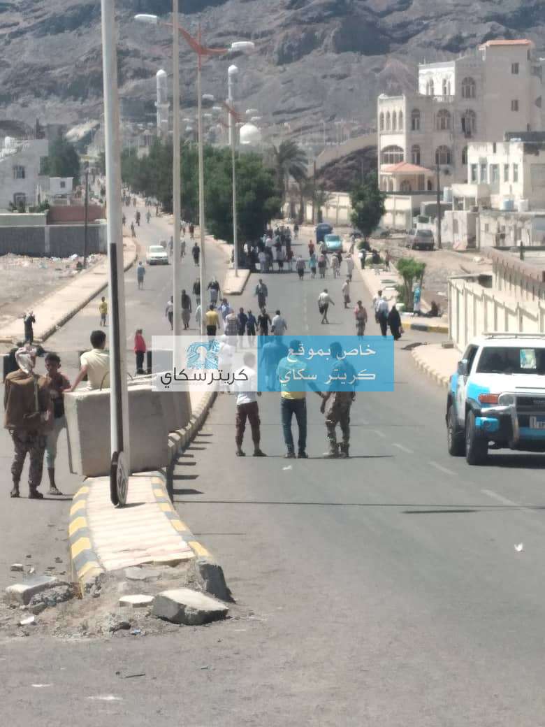 شهود عيان:قوات الانتقالي منعت قوات التحالف من قمع المقتحمين لقصر معاشيق في عدن