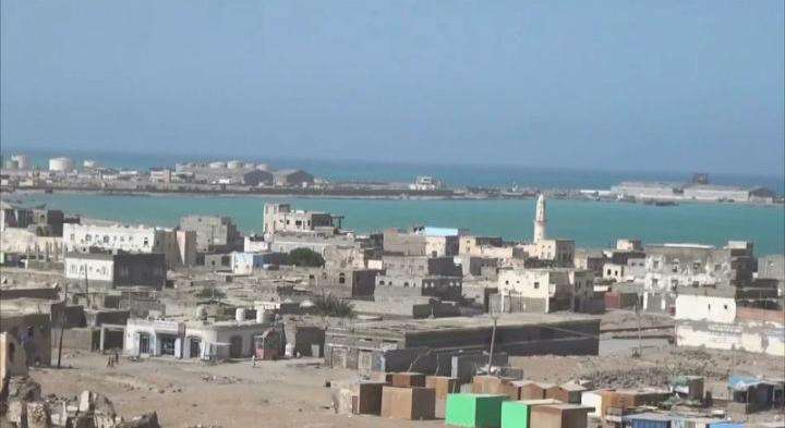 جماعة الحوثي تقصف محافظة الحديدة وتتسبب في وفاة طفلة