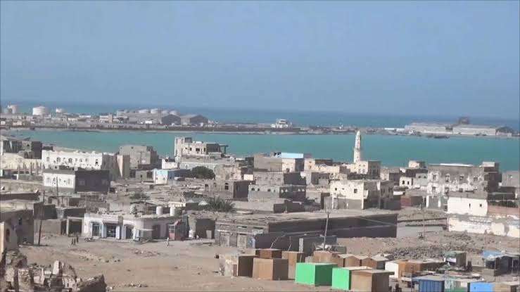 وفاة طفلة متاثرة باصابتها بقصف في المخا