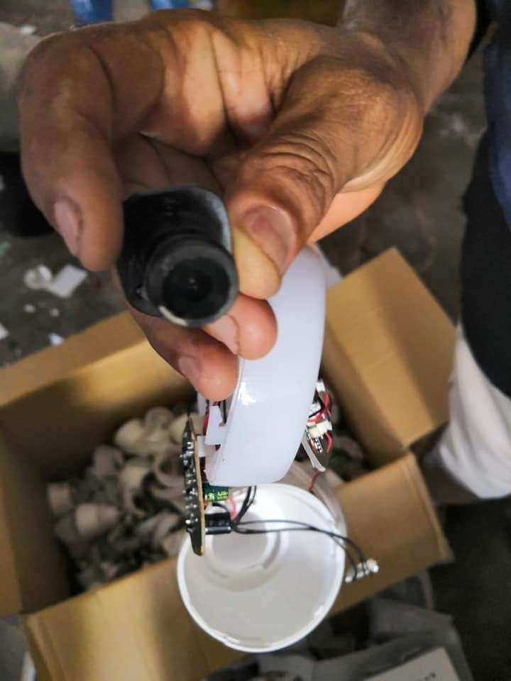 امن المنطقة الحرة عدن والجمارك يقوم بإتلاف كاميرات مراقبة لاسلكية مموهه
