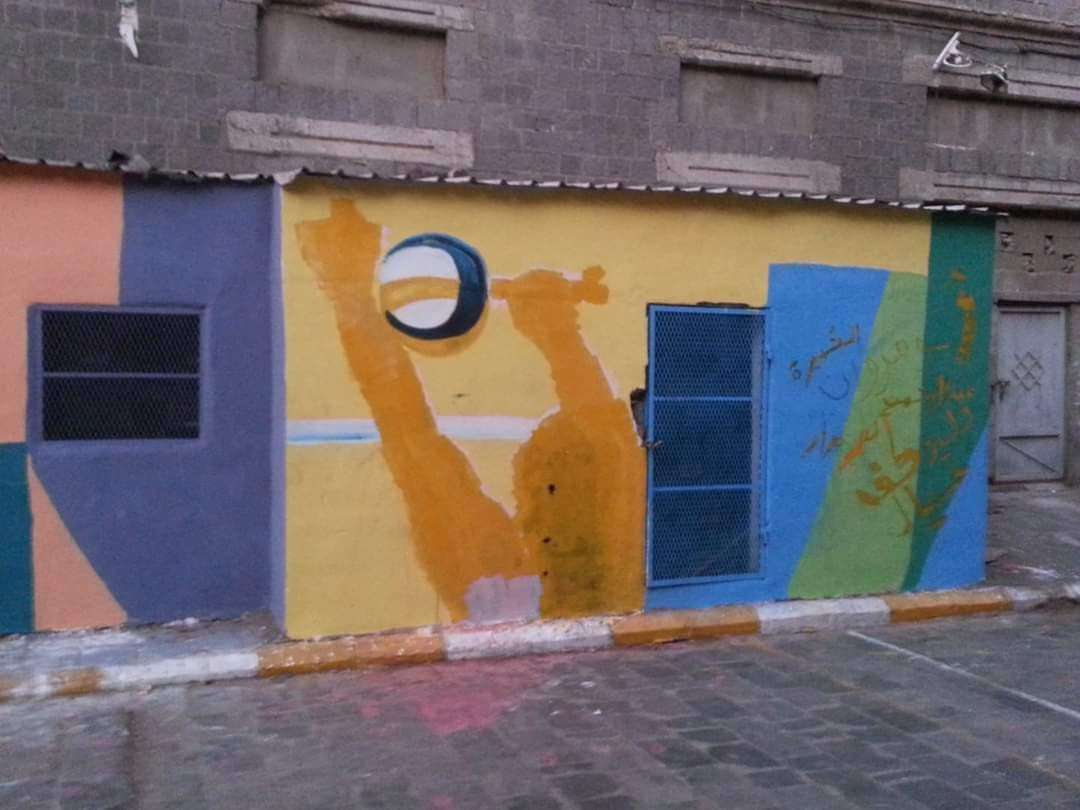 مجهولون يقومون بطمس رسومات لفنان عدني تثير جدلا واسعا (صورة) مجهولون يقومون بطمس رسومات لفنان عدني تثير جدلا واسعا (صورة)