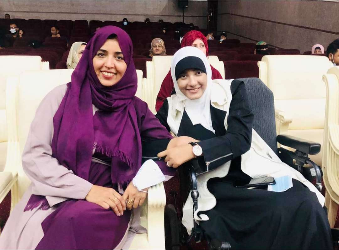 وزارة الشباب والرياضة توضح بشأن طرد ناشطة من ذوي الاحتياجات الخاصة من داخل كافيه بعدن