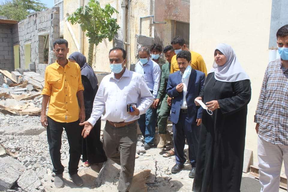 مدير عام خورمكسر الزهري يوجه بإعادة بناء سور المعهد التجاري (جمعية عدن للتوحد)