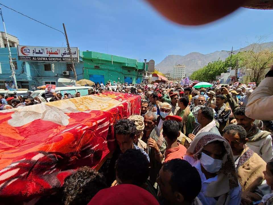 يحدث الآن :تشييع جثامين قيادات تابعة للشرعية في تعز (صورة)