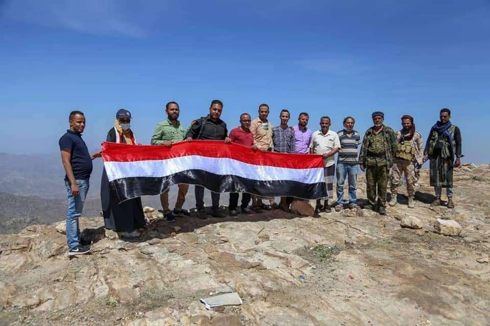 ابناء تعز يسيرون قافلة غذائية وطبية لجبهات الاحكوم جنوب المحافظة