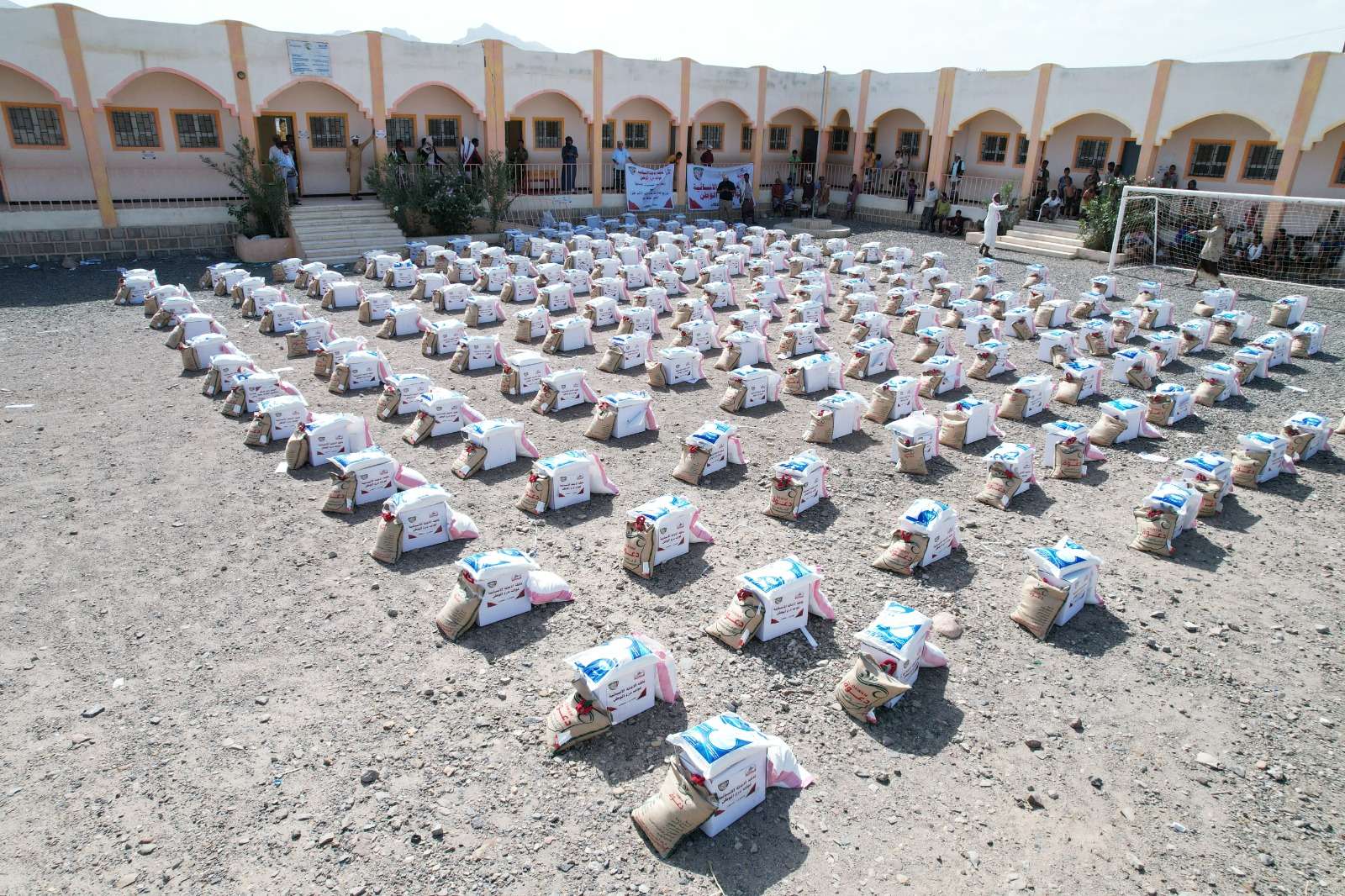قوات درع الوطن تسير قافلة غذائية لأهالي المسيمير بلحج