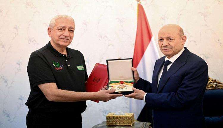الرئيس العليمي يُكرم مشروع مسام والبرنامج الوطني لنزع الألغام بوسامي الشجاعة الرئيس العليمي يُكرم مشروع مسام والبرنامج الوطني لنزع الألغام بوسامي الشجاعة