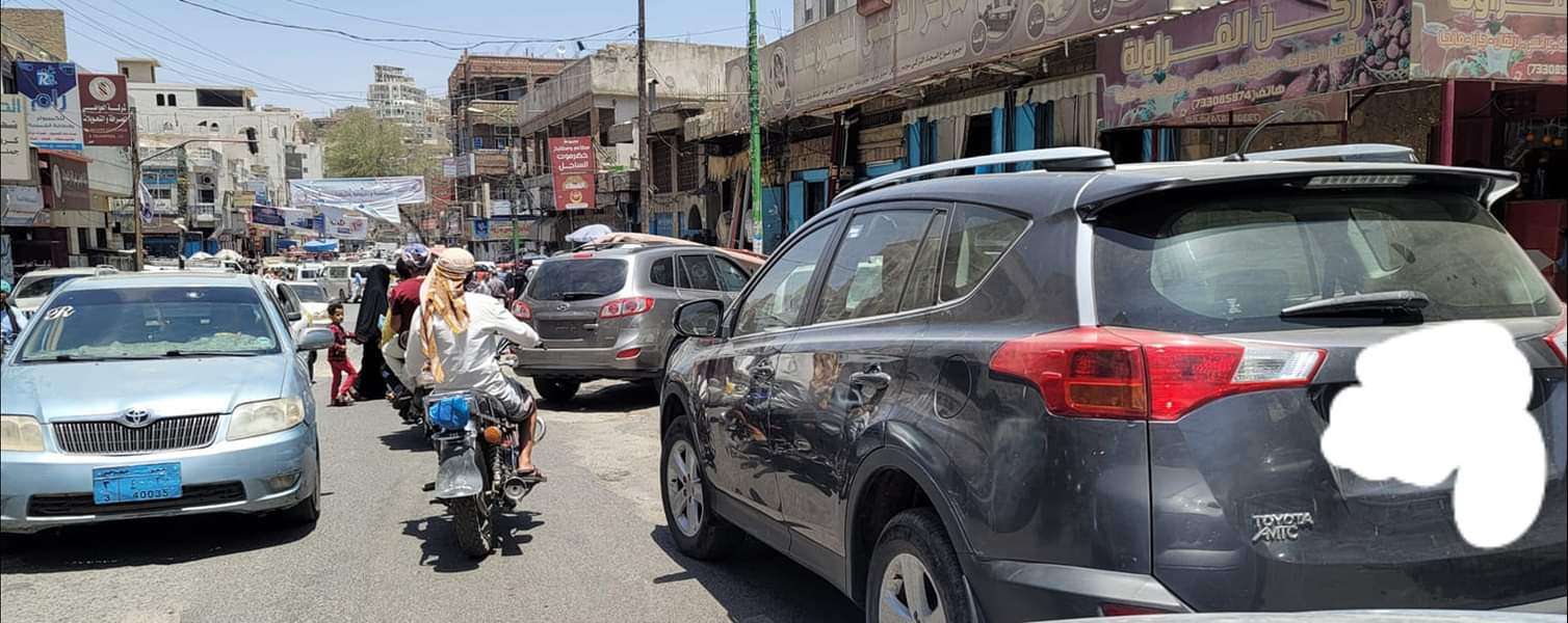 فتاة تتسبب بازدحام خانق في تعز