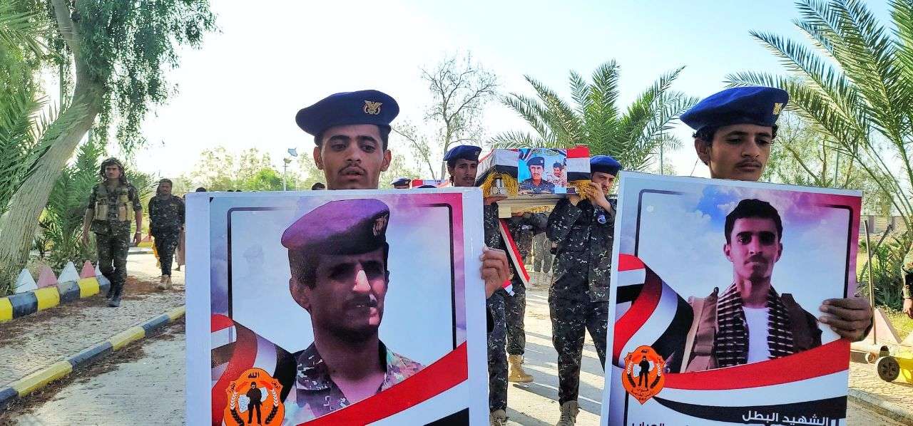بالصور .. تشييع رسمي مهيب لجثماني العميد صالح لضمد وعلي العباب بمأرب