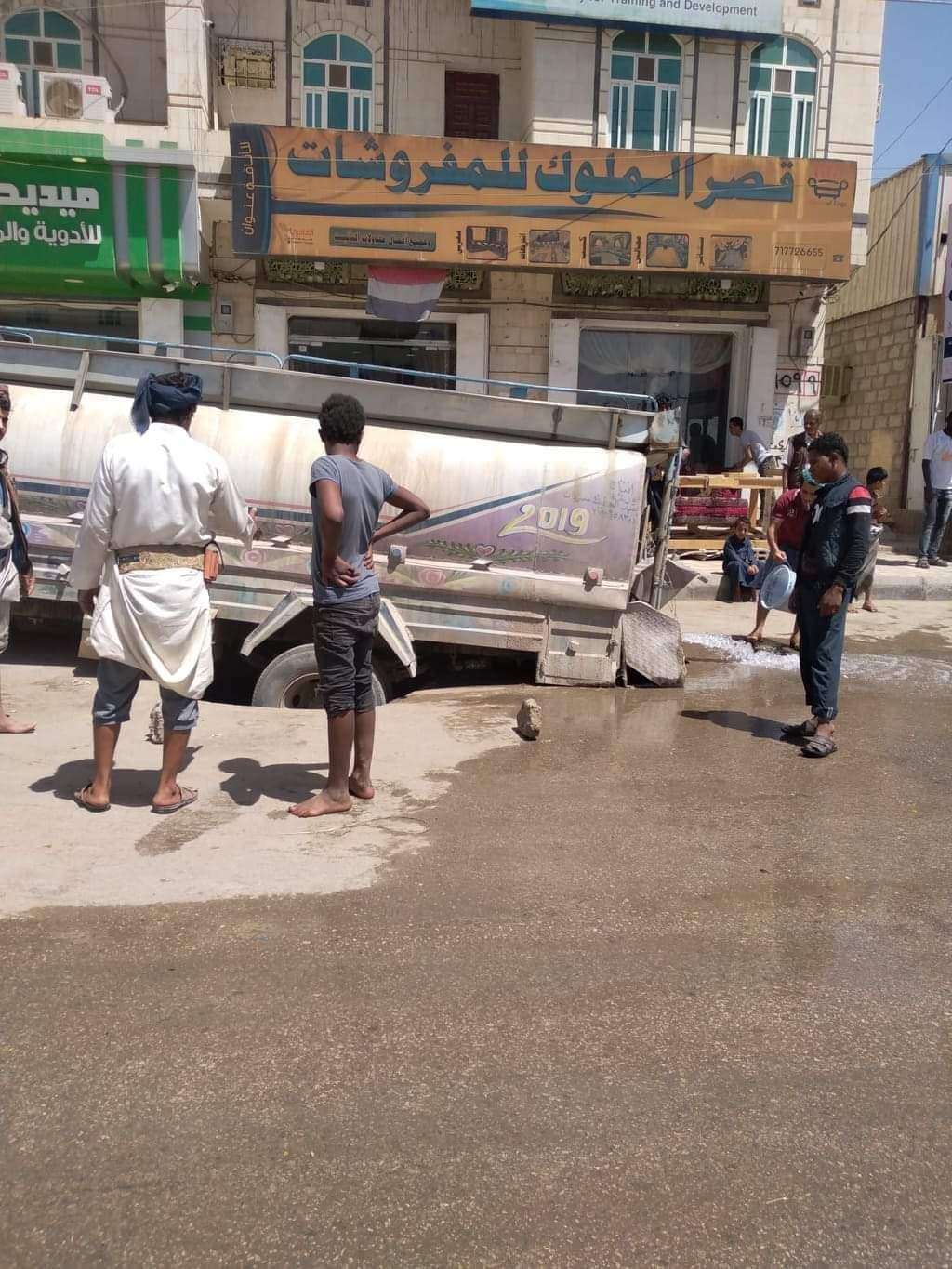 مواطنون يشكون من وجود مشاكل في مجاري الصرف بشوارع مأرب
