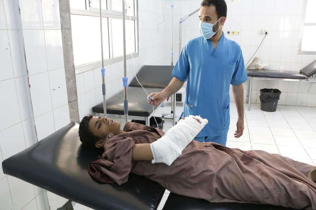 إصابة طفل جراء سقوط صاروخ حوثي على مخيم النازحين شمال مأرب