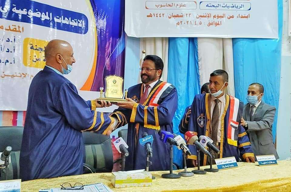 بالصور .. محافظ مأرب ورئيس جامعة إقليم سبأ يدشنان اول برنامج مناقشة ل30 رسالة ماجستير