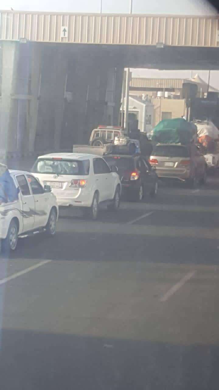 هذا ما يعانيه المواطنين في منفذ الوديعة