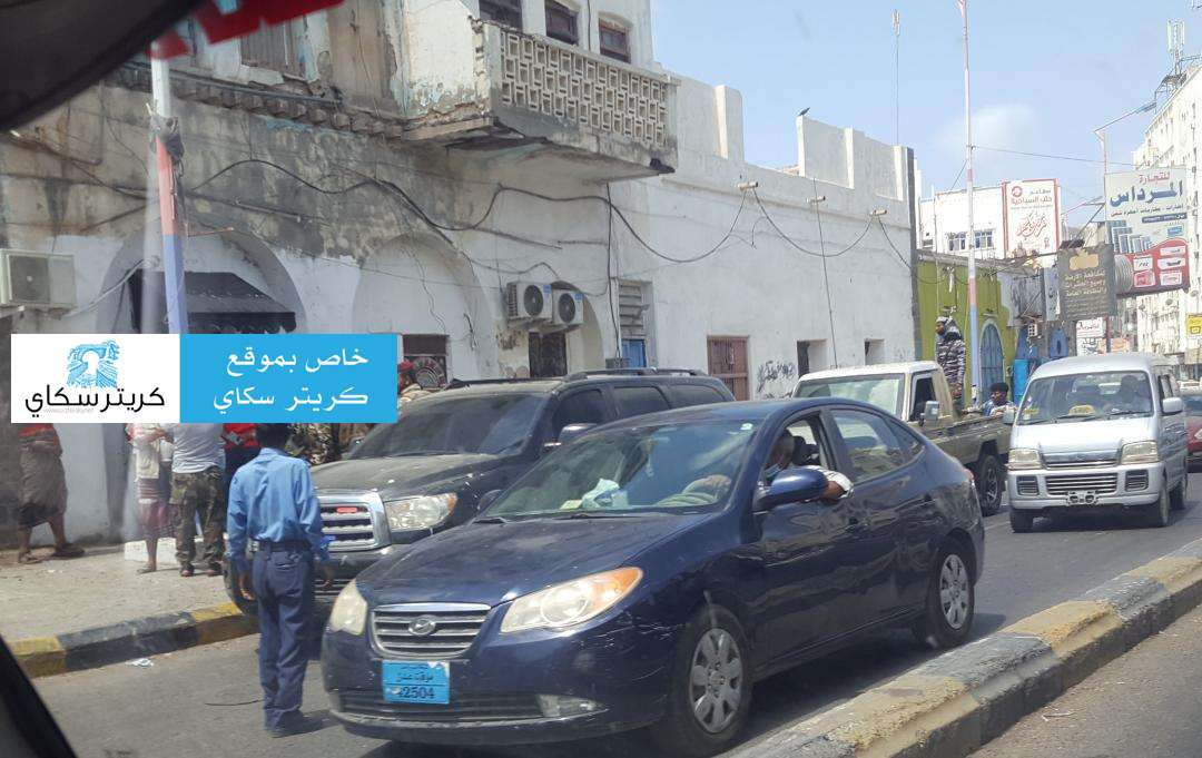يحدث الآن .. انتشار أمني حول محيط مبنى محافظة عدن(صورة)