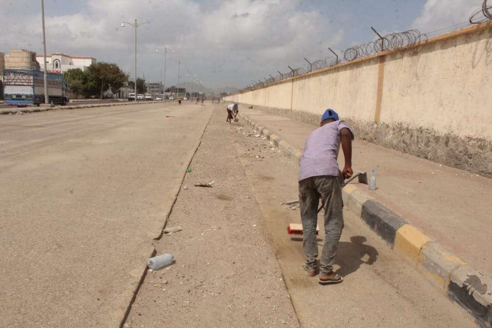 الزهوي يتابع أعمال فتح طريق مطار عدن وإضائته ورفع المخلفات والاتربة منه