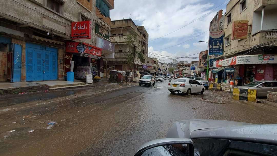 عاجل :هطول أمطار غزيرة على مدينة تعز