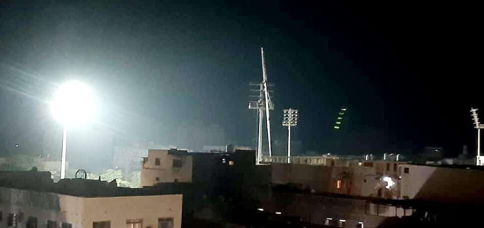 عاجل : البدء بتشغيل اول عمود لإنارة ملعب الشهيد الحبيشي في عدن