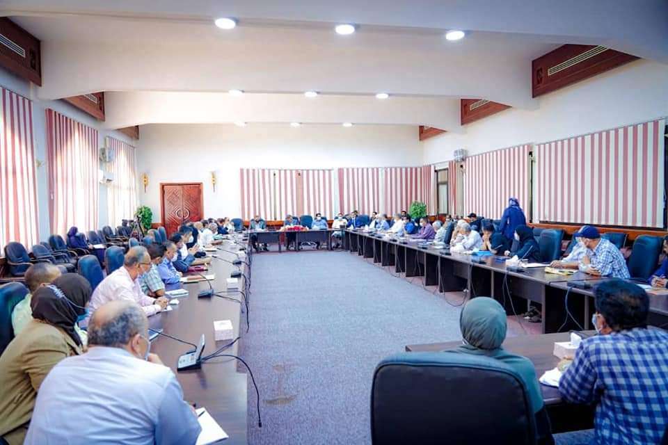صحفي يعلق على قرار محافظ عدن بإعادة إفتتاح فرع البنك المركزي.